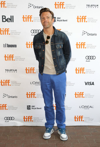 Jason Sudeikis wore bright blue pants.
Jason Sudeikis wore bright blue pants.