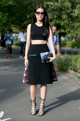 She got the memo on crop tops and lace-up heels, adding both to her Preen by Thornton Bregazzi skirt.
She got the memo on crop tops and lace-up heels, adding both to her Preen by Thornton Bregazzi skirt.