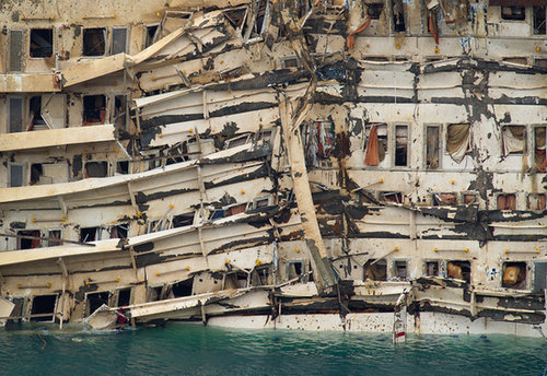 The parbuckling operation shifted the vessel upright, revealing severe damage.
The parbuckling operation shifted the vessel upright, revealing severe damage.