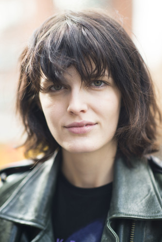 Stringy bangs look gorgeous with a short, blunt cut.
Source: Le 21ème | Adam Katz Sinding
Stringy bangs look gorgeous with a short, blunt cut.
Source: Le 21ème | Adam Katz Sinding