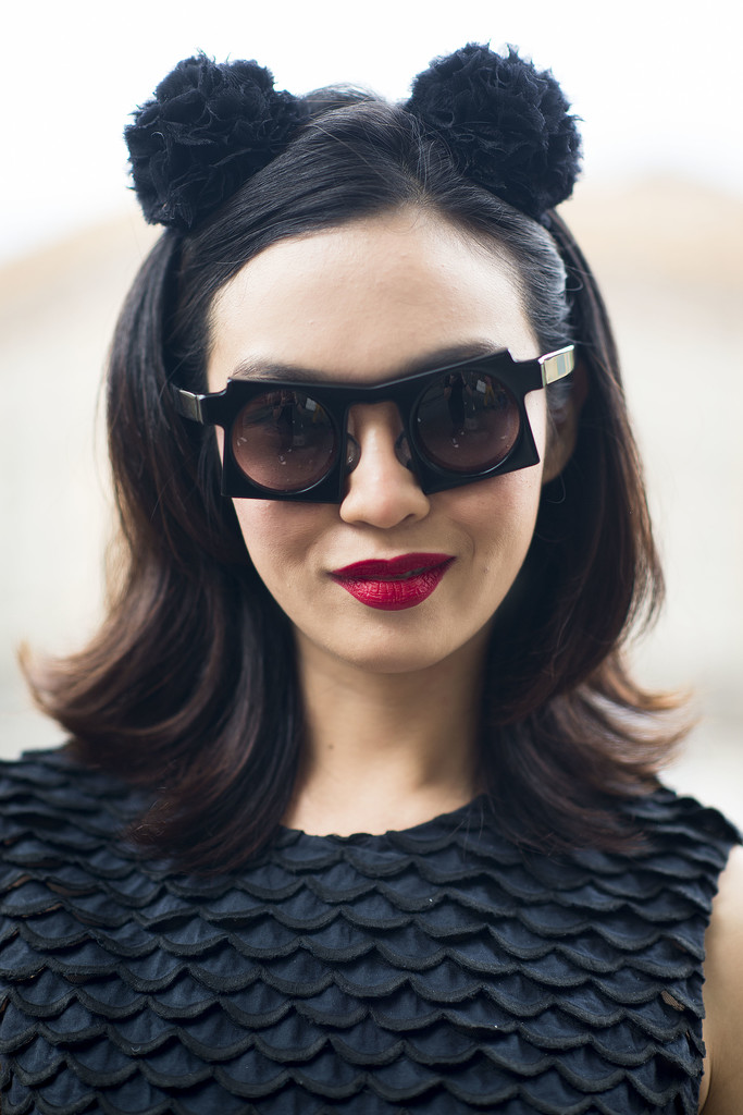 Between the red lips and this quirky headband, this woman nails her entire look.
Source: Le 21ème | Adam Katz Sinding
Between the red lips and this quirky headband, this woman nails her entire look.
Source: Le 21ème | Adam Katz Sinding