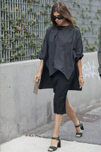 A black poncho creates a utilitarian air for Carine Roitfeld's ensemble.
A black poncho creates a utilitarian air for Carine Roitfeld's ensemble.