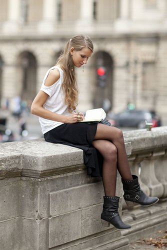 Taking a break — and looking good while doing it.
Taking a break — and looking good while doing it.
