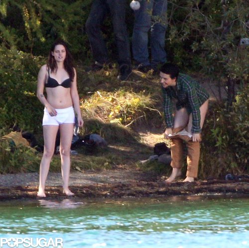 Kristen Stewart Strips Down on Set! Kristen Stewart Strips Down on Set!