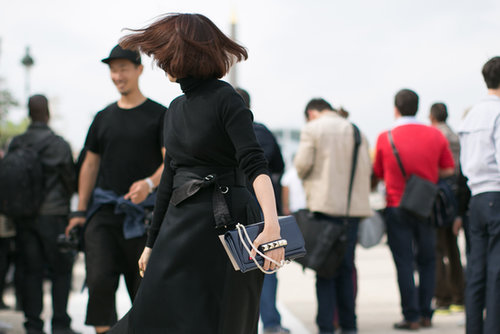 You can't ignore the Valentino clutch in her hands.
You can't ignore the Valentino clutch in her hands.