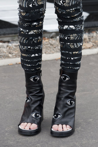 Her feet have eyes (thanks to Kenzo!).
Her feet have eyes (thanks to Kenzo!).