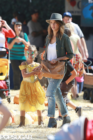 Jessica Alba and Honor Warren walked around the Mr. Bones Pumpkin Patch in LA.
Jessica Alba and Honor Warren walked around the Mr. Bones Pumpkin Patch in LA.