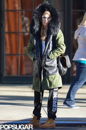 Even supermodels need to stay warm! Cara Delevingne stayed toasty in a huge parka, sweatpants, and work boots while waiting for a cab in New York City.
Even supermodels need to stay warm! Cara Delevingne stayed toasty in a huge parka, sweatpants, and work boots while waiting for a cab in New York City.