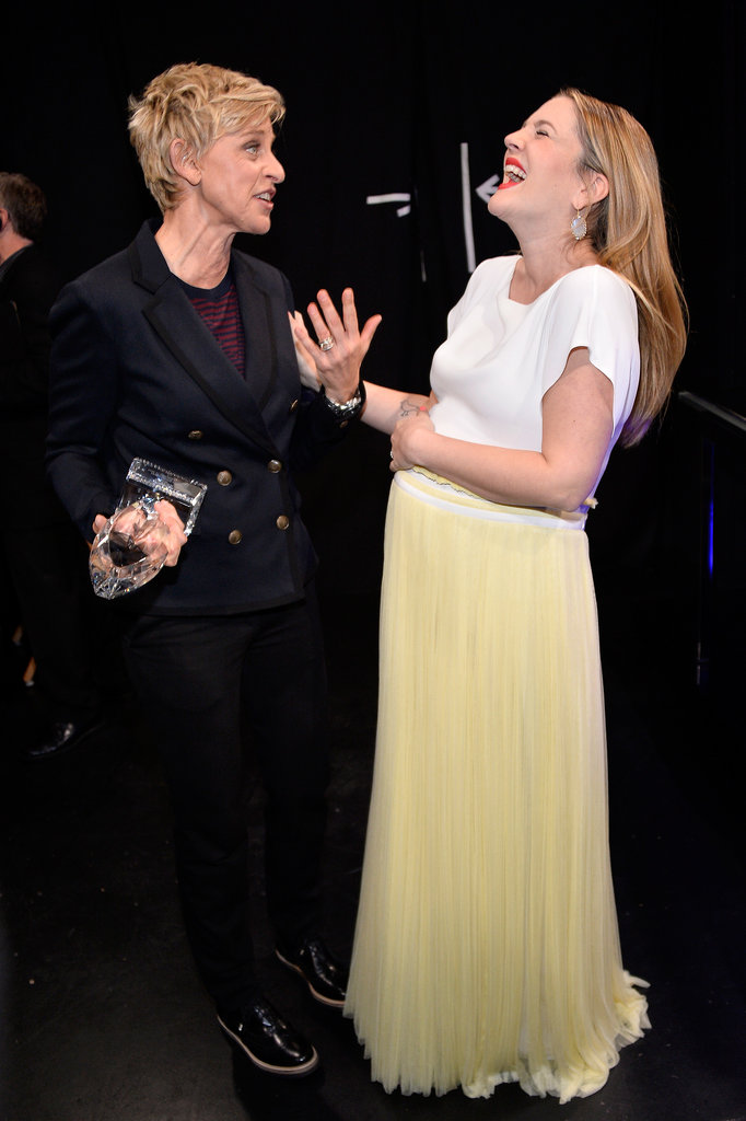Something seriously cracked Drew Barrymore up while she was talking to Ellen DeGeneres backstage at the People's Choice Awards. 