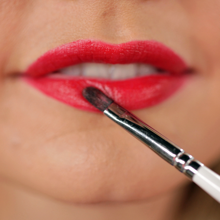 The Right Way to Apply and Wear Red Lipstick