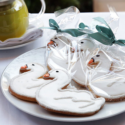 Bake a Bit of Romantic Hollywood With Sweet Swan Cookies Bake a Bit of Romantic Hollywood With Sweet Swan Cookies