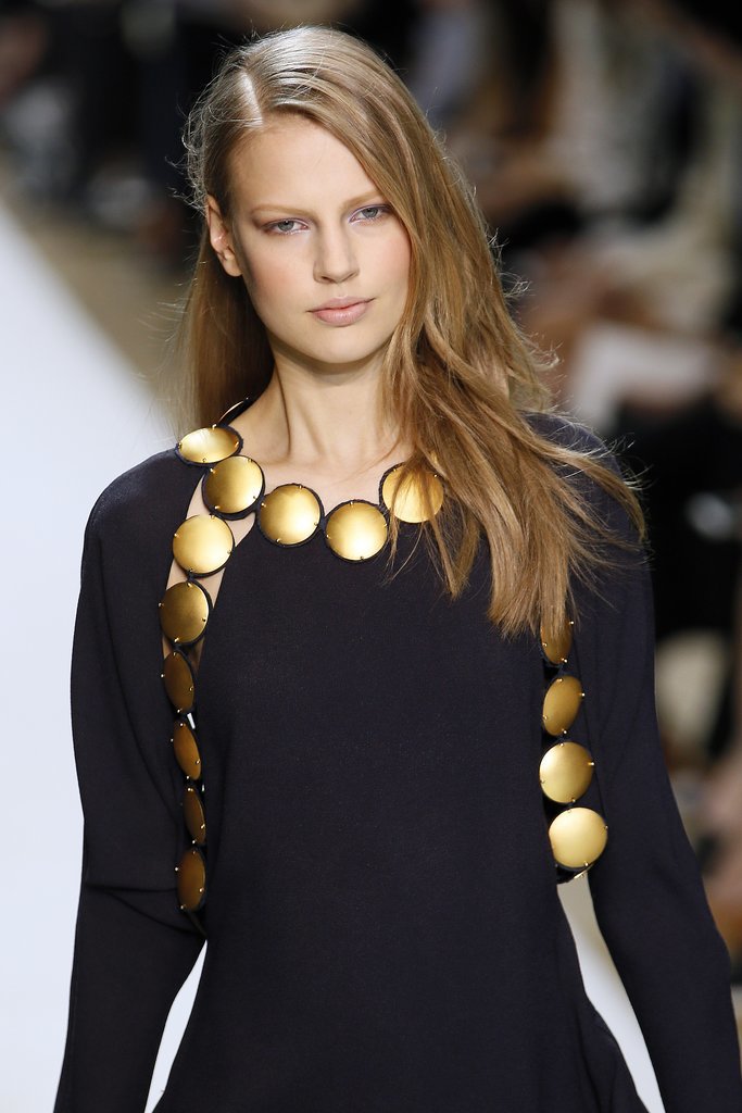Chloé's PFW Runway Featured Modern Kelly Kapowski Hair Chloé's PFW Runway Featured Modern Kelly Kapowski Hair