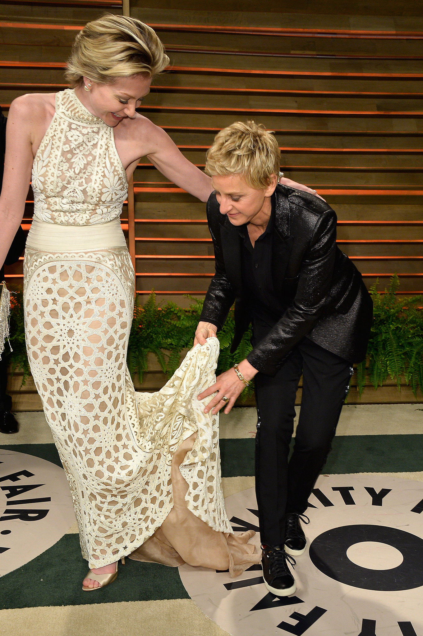 Ellen DeGeneres helped her wife, Portia de Rossi, out with her train