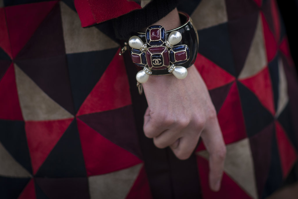 We love that her jewels mimic the pattern of her coat.
We love that her jewels mimic the pattern of her coat.