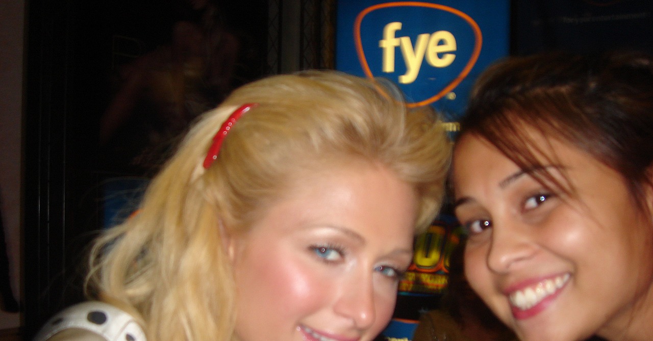 Celebrity Sighting: Paris Poses With A Fan Celebrity Sighting: Paris Poses With A Fan