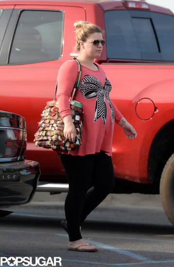 See Kelly Clarkson's Baby Bump! See Kelly Clarkson's Baby Bump!