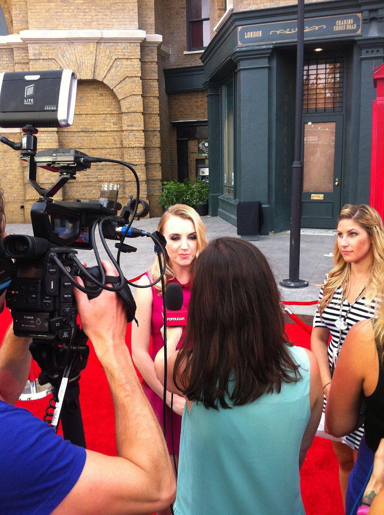 I interviewed Evanna Lynch on the red carpet. She hasn't lost her Harry Potter fandom, and the fans adore her all the more for it! (She tweeted that she got her dress in Tokyo.)
I interviewed Evanna Lynch on the red carpet. She hasn't lost her Harry Potter fandom, and the fans adore her all the more for it! (She tweeted that she got her dress in Tokyo.)