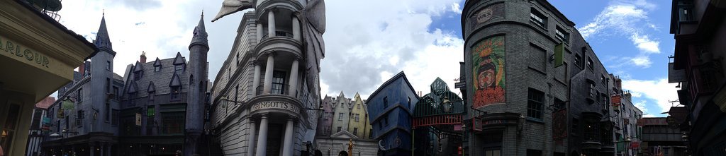 I took this panoramic shot of Diagon Alley.
I took this panoramic shot of Diagon Alley.