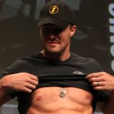 Stephen Amell Flashes His Abs at Comic-Con 2014 | Pictures Stephen Amell Flashes His Abs at Comic-Con 2014 | Pictures