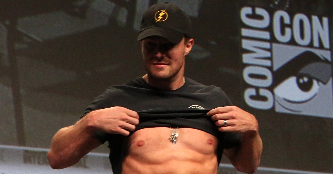 Stephen Amell Flashes His Abs At Comic Con 2014 Pictures Popsugar Celebrity 6461