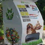 This Machine Recycles and Helps Strays Simultaneously This Machine Recycles and Helps Strays Simultaneously