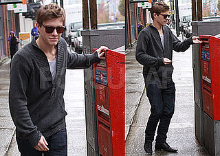 Photos of Eclipse's Xavier Samuel in Vancouver With a Fan and at the Mailbox