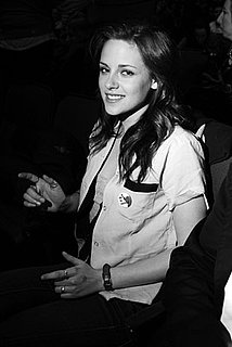 Kristen Stewart Likes to Google Herself