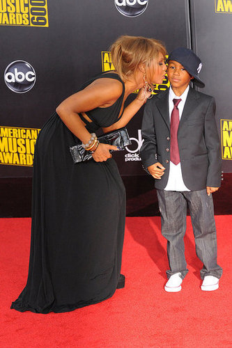 Toni Braxton Puckers Up Toni Braxton Puckers Up