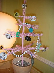 Casa Quickie: Costume Jewelry as Ornaments Casa Quickie: Costume Jewelry as Ornaments