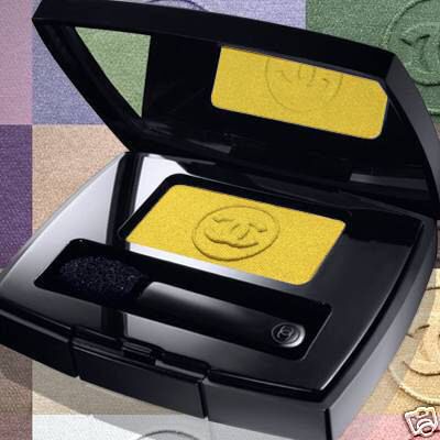 Bold in Gold: Iridescent Gold Eye Shadow