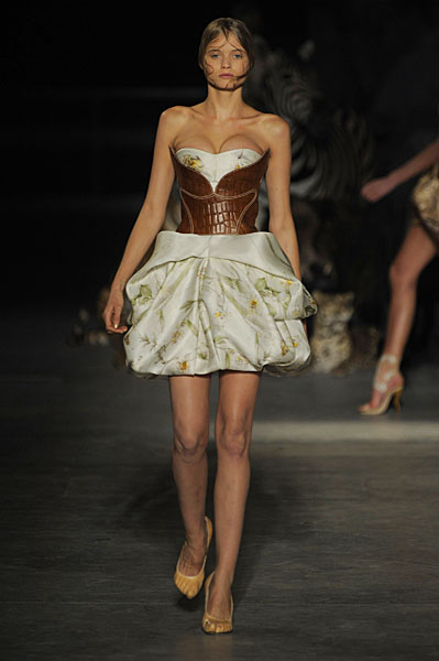 Abbey Lee Kershaw Faints at Alexander McQueen Abbey Lee Kershaw Faints at Alexander McQueen