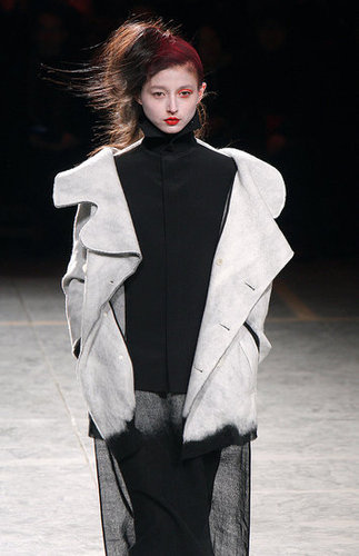 Yohji Yomamoto Fall 2009: "Bloody" Beauties Yohji Yomamoto Fall 2009: "Bloody" Beauties