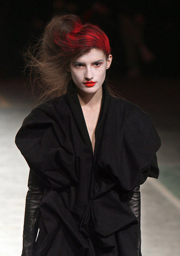 Yohji Yomamoto Fall 2009: "Bloody" Beauties Yohji Yomamoto Fall 2009: "Bloody" Beauties