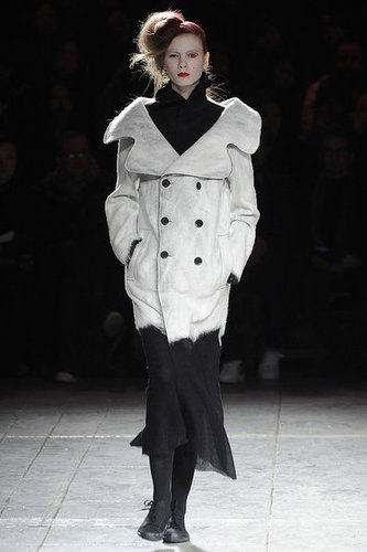 Yohji Yomamoto Fall 2009: "Bloody" Beauties Yohji Yomamoto Fall 2009: "Bloody" Beauties