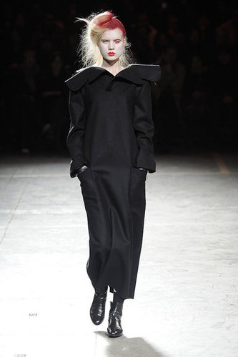 Yohji Yomamoto Fall 2009: "Bloody" Beauties Yohji Yomamoto Fall 2009: "Bloody" Beauties