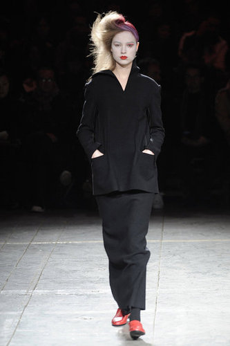Yohji Yomamoto Fall 2009: "Bloody" Beauties Yohji Yomamoto Fall 2009: "Bloody" Beauties