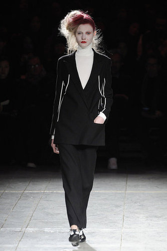 Yohji Yomamoto Fall 2009: "Bloody" Beauties Yohji Yomamoto Fall 2009: "Bloody" Beauties