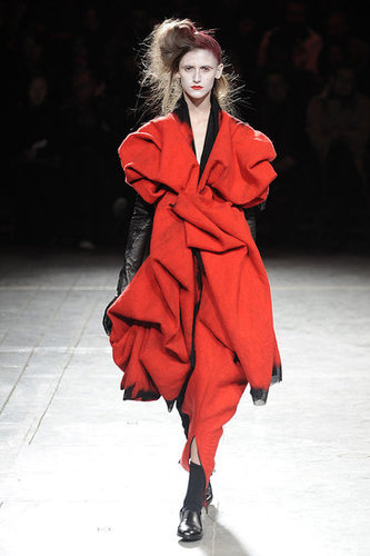 Yohji Yomamoto Fall 2009: "Bloody" Beauties Yohji Yomamoto Fall 2009: "Bloody" Beauties