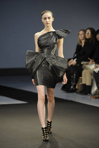 RM by Roland Mouret Fall 2009: "The Work of a Local Dressmaker" RM by Roland Mouret Fall 2009: "The Work of a Local Dressmaker"