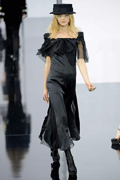 Chanel Fall 2009 Marks a Moss Appearance, Return to the LBD Chanel Fall 2009 Marks a Moss Appearance, Return to the LBD