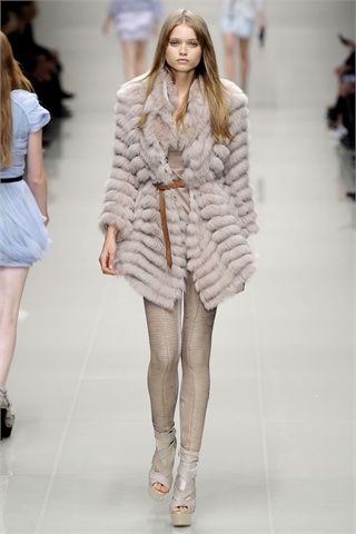Burberry Returns to Home Turf for Spring 2010 Burberry Returns to Home Turf for Spring 2010