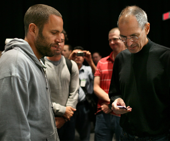 Jack Johnson Checks Out a Nano With Steve 