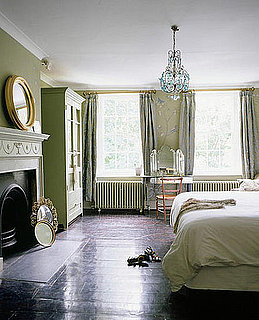 Love It or Hate It? A Mirror Facing the Bed