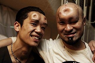 Très Bizarre: Bagel Face Body Modification