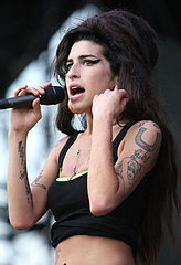 Sugar Bits - Amy Winehouse Gets Into Bloody Scuffle Sugar Bits - Amy Winehouse Gets Into Bloody Scuffle