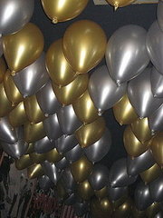 Easy Last Minute Party Decor: Balloon Ceiling