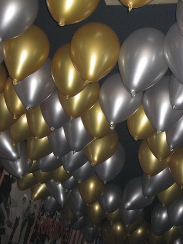 Easy Last Minute Party Decor: Balloon Ceiling