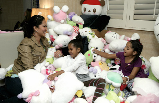Kimora Lee Simmons and her daughters played in the Hello Kitty stuffed animals. Kimora Lee Simmons and her daughters played in the Hello Kitty stuffed animals.