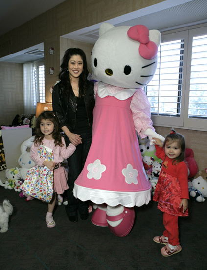 <b>Dancing With the Stars</a> Olympic ice skater Kristi Yamaguchi and her girls loved up on the big cat, too. <b>Dancing With the Stars</a> Olympic ice skater Kristi Yamaguchi and her girls loved up on the big cat, too.