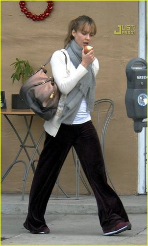Jessica Alba shopping for groceries